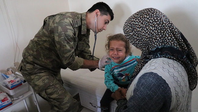 Mehmetçik terörden arındırılan Afrin'de yaraları sarıyor